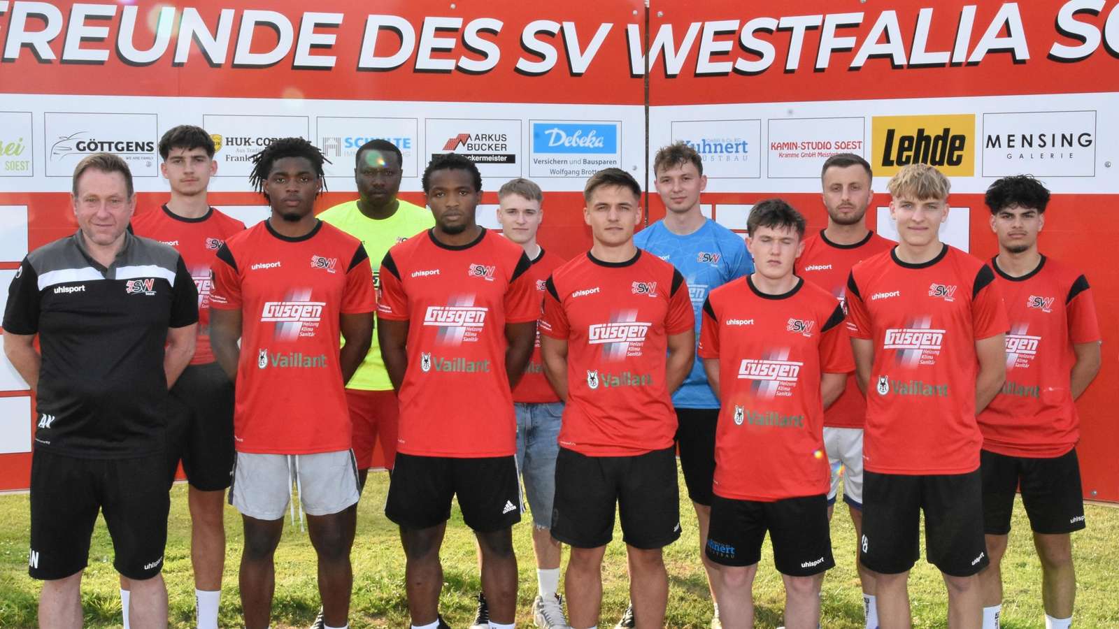 38730523-fussball-trainingsauftakt-sv-westfalia-soest-iihinten-von-links-max-reimann-steve-harerimana-joel-schukin-jannik-radmacher-albion-nika-leroy-lupisella-3fMH