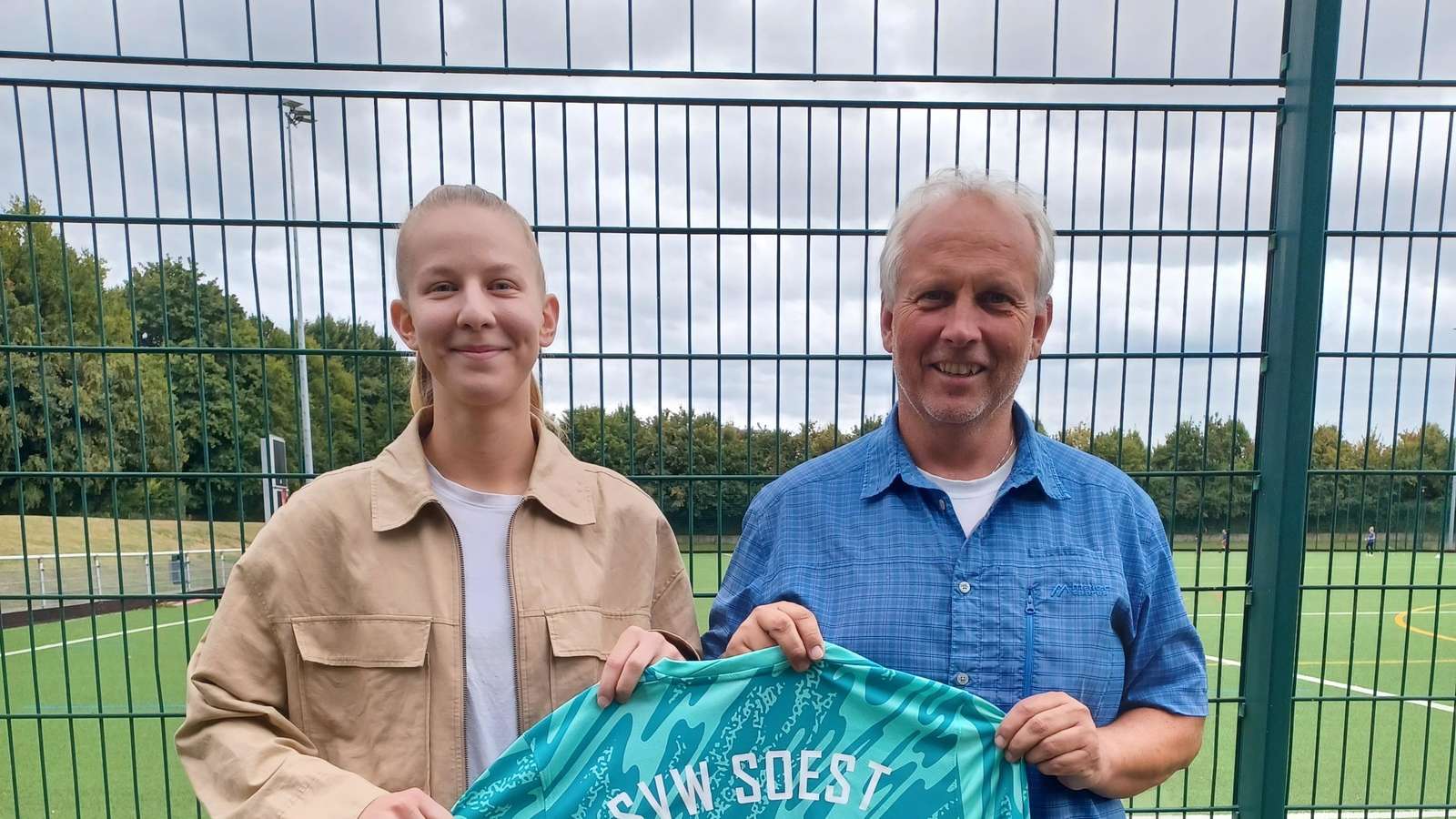 39628420-carsten-hesse-rechts-begruesst-lena-koelmel-beim-svw-soest-2o1A0XAAcCMH